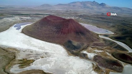 Meke Gölü'nde büyük oranda su çekildi