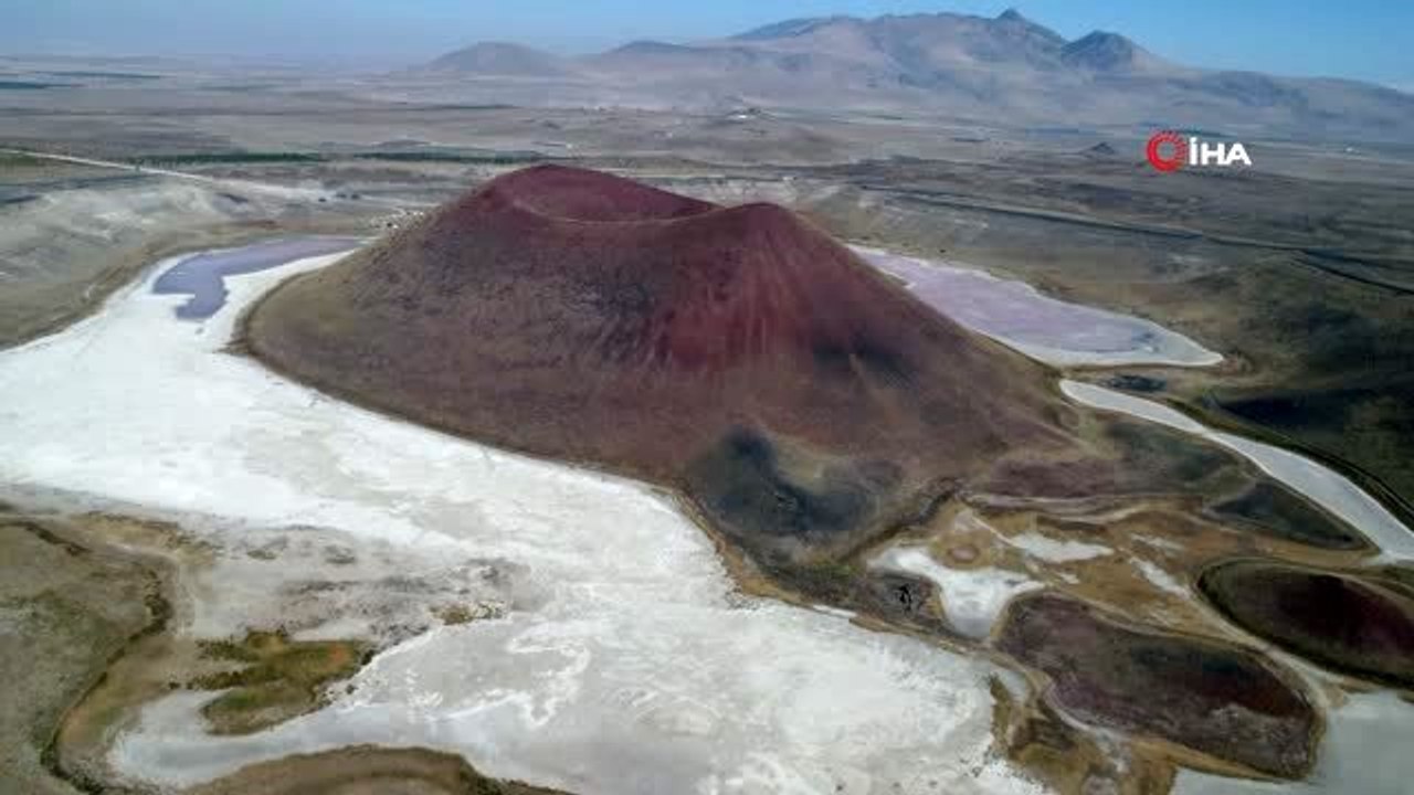 Meke Gölü'nde büyük oranda su çekildi