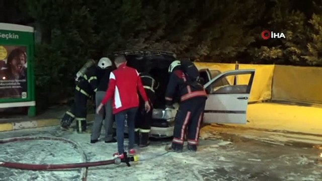 Benzin istasyonunda faciadan dönüldü... Akaryakıt alan otomobil alev aldı