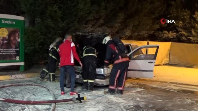 Benzin istasyonunda faciadan dönüldü... Akaryakıt alan otomobil alev aldı