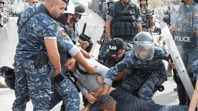 Волна протестов в Ливане не спадает