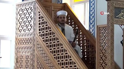 944 yıldır imam hutbeye kılıçla çıkıyor