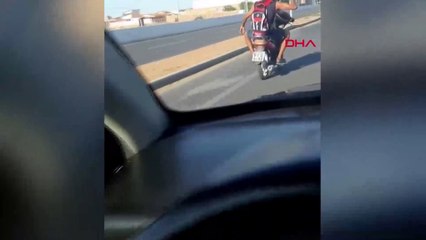 Motosikletini köpeğine sürdüren sürücü tepkilere neden oldu