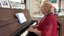 İzmir 86 yaşındaki 'cumhuriyet kadını', hayatı dolu dolu yaşıyor