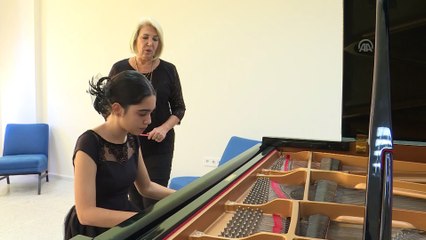 12 yaşındaki piyanist Papatya, New York'ta sahne alacak - İZMİR