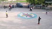 Diyarbakır'da bir veli'nin iki oğluyla öğretmeni darp etmesi kameralara yansıdı.