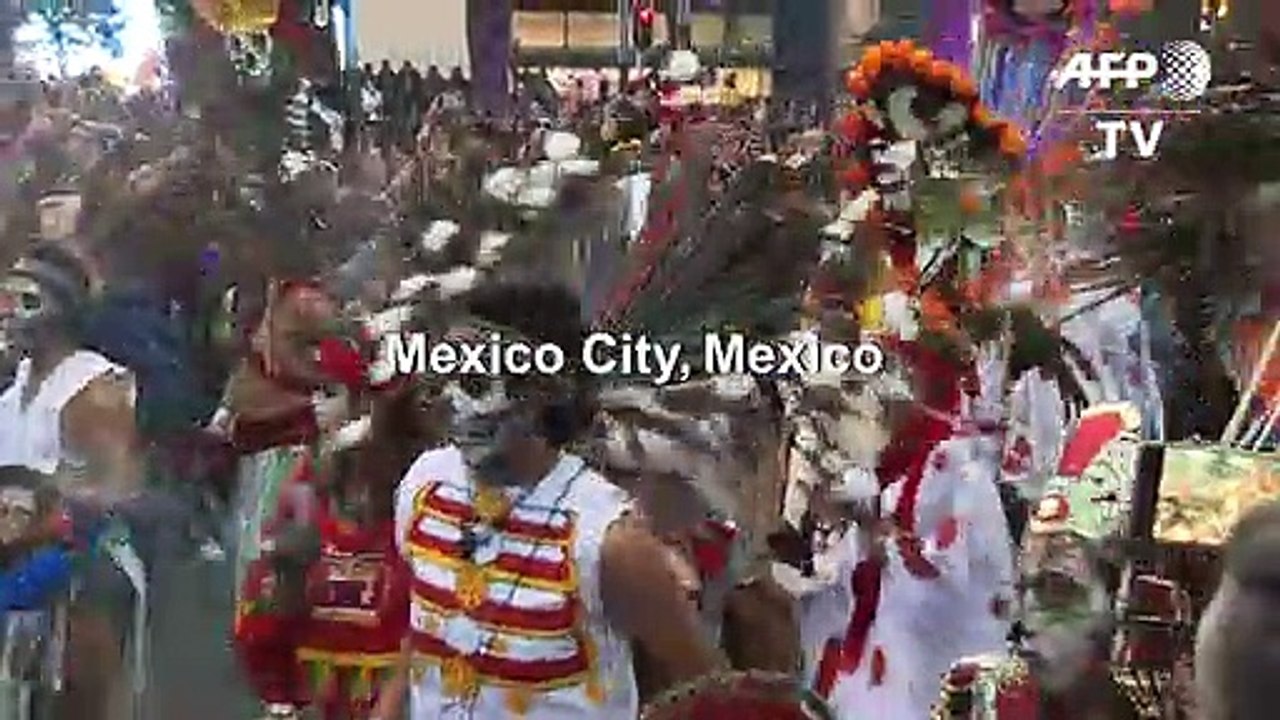 'Catrina' skeletons hit streets in Mexico City
