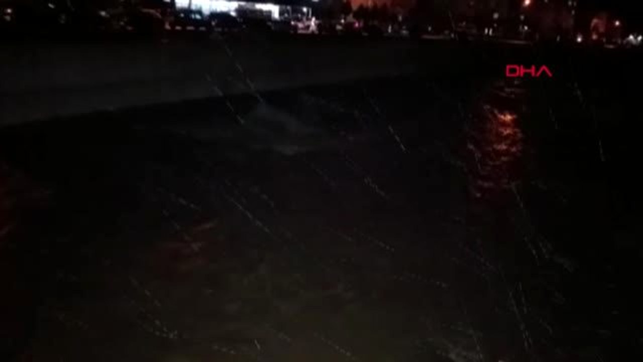 Giresun yükselen derede kalan iş makinesini çıkarma operasyonu