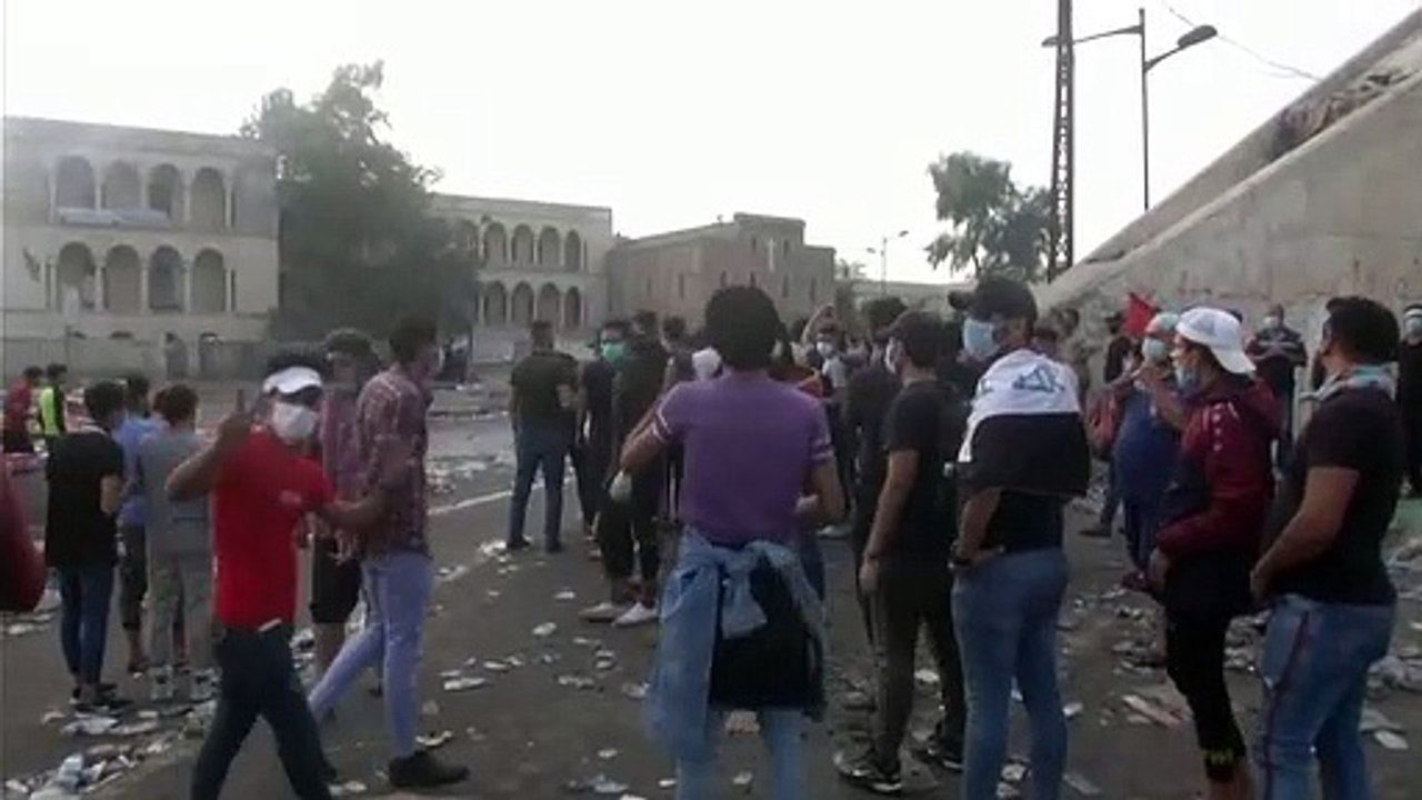 لليوم الرابع على التوالي .. المحتجون في ساحات بغداد للمطالبة بـ"إسقاط النظام"
