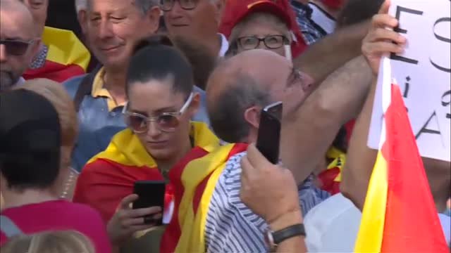 Decenas de miles de personas toman las calles de Barcelona por la unidad de España