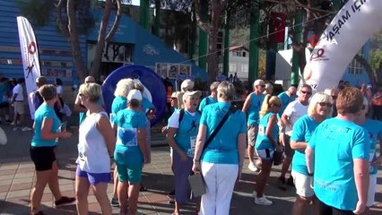 'Race For Life' etkinliğinde 7'den 70'e kanser hastaları için koştular