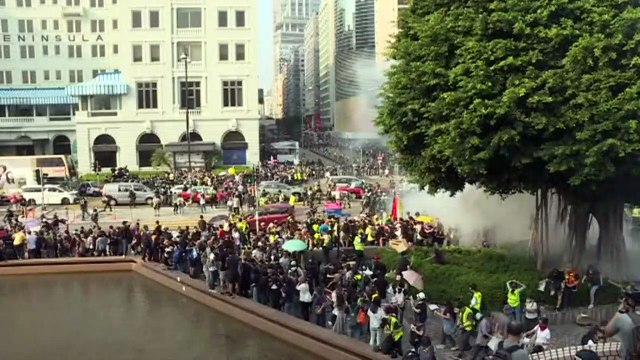 شرطة هونغ كونغ تطلق الرصاص المطاطي والغاز المسيّل للدموع على متظاهرين قرب مرفأ المدينة