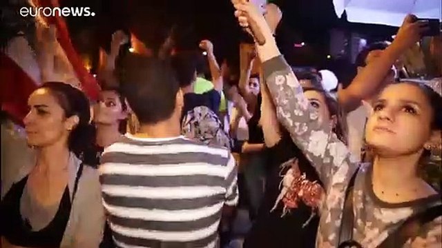 لبنانيون يشاركون في سلسلة بشرية من شمال البلاد إلى جنوبها في إطار الحراك الشعبي