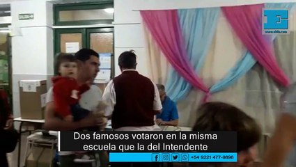 Fuerte abrazo entre un Puma platense y ex jugador Pincha que votaron en la misma escuela