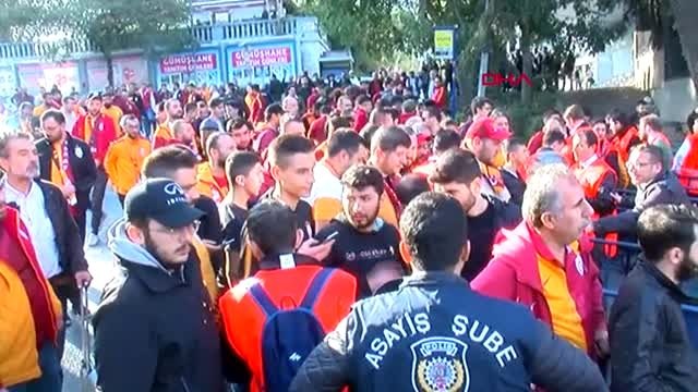 Spor galatasaraylı taraftarlar vodafone park'a hareket etti