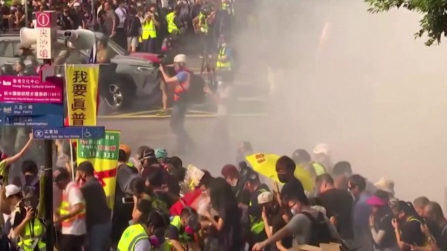 홍콩 또 주말 시위 충돌...내달 구의원 선거 '변수' / YTN
