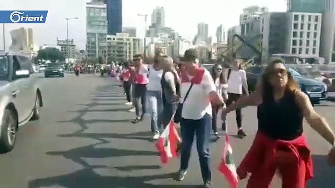 المحتجون في لبنان يشكلون سلسلة بشرية