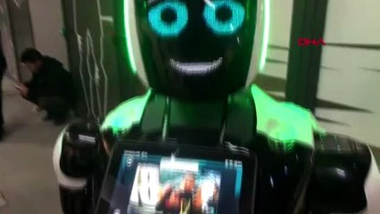 Spor beşiktaş-galatasaray maçına akredite olan robot abi statta iki takım futbolcularını karşıladı