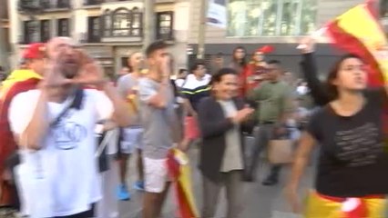 Una españolista con la cara tapada abofetea a una independentista en la plaza de San Jaume de Barcelona