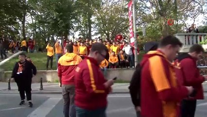 Galatasaray taraftarı Taksim'de toplandı