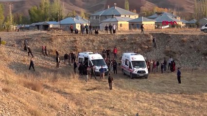 Yüksekova'da otomobil şarampole yuvarlandı: 2 yaralı