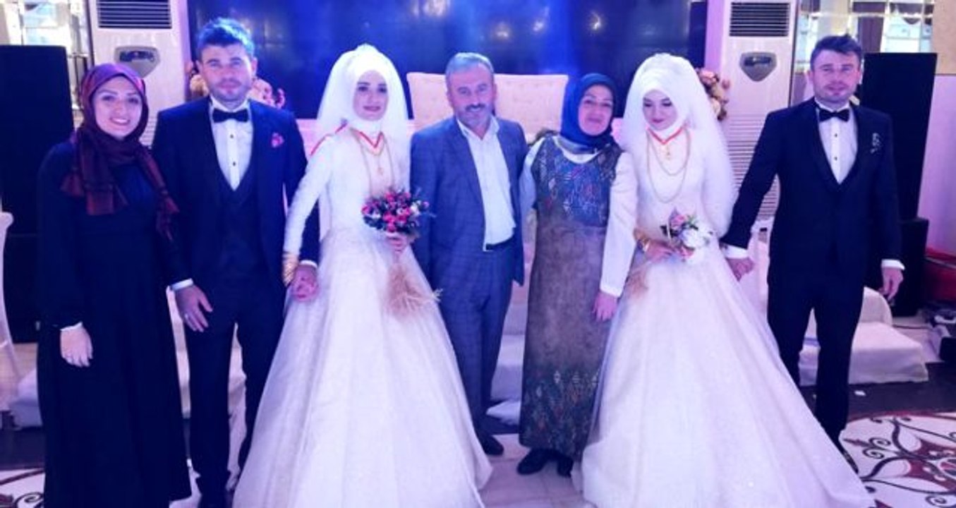 Bu düğünde gelinler de damatlar da ikiz