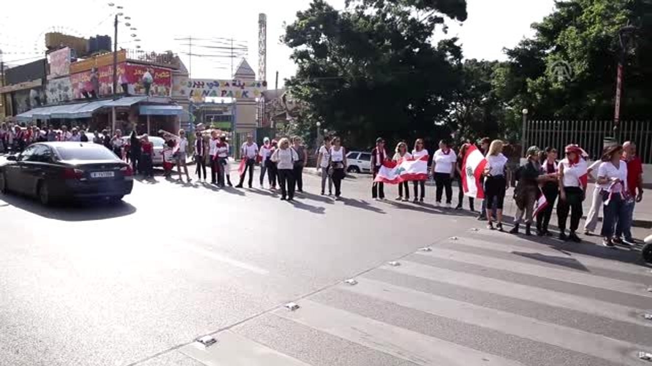 Lübnan'daki hükümet karşıtı göstericilerden "insan zinciri" eylemi (1)