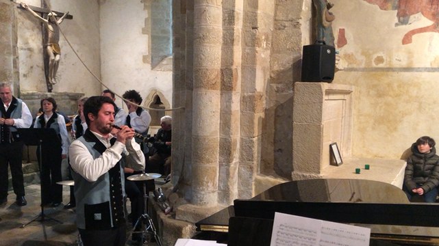 Le bagad de Vannes enchante le premier Deiz confidences tour à Treffléan