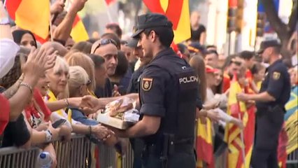 Los manifestantes por la unidad de España arropan a la policía en la jefatura de Barcelona