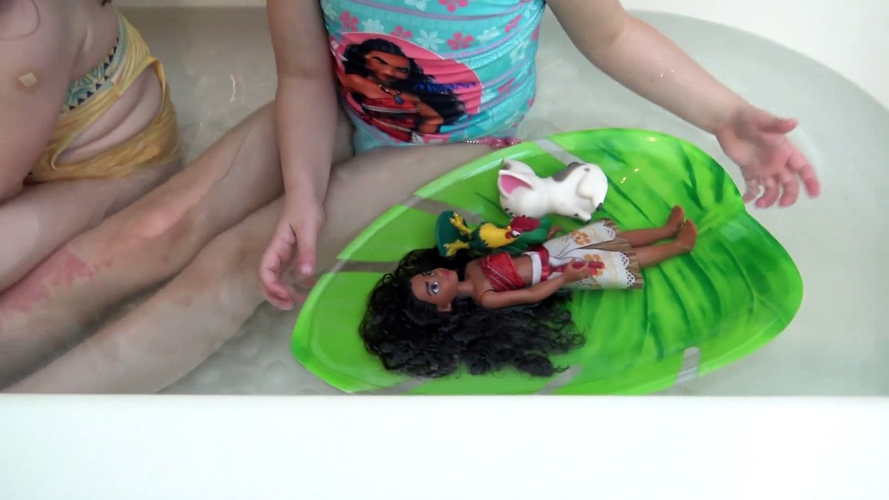 Bebê Moana - Brincadeiras e Diversão na Hora do Banho e Brinquedos Disney Moana