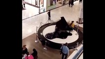 Una mujer toca al piano el Cara al Sol en un centro comercial entre gritos de 