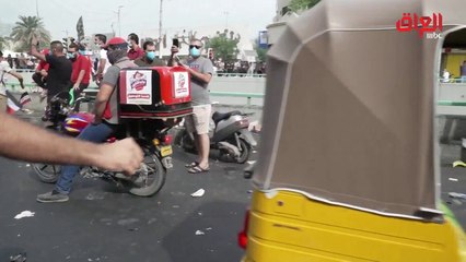 شاب عراقي يستخدم" التوك توك " الخاص به لنقل وإسعاف الجرحى من المتظاهرين دون مقابل