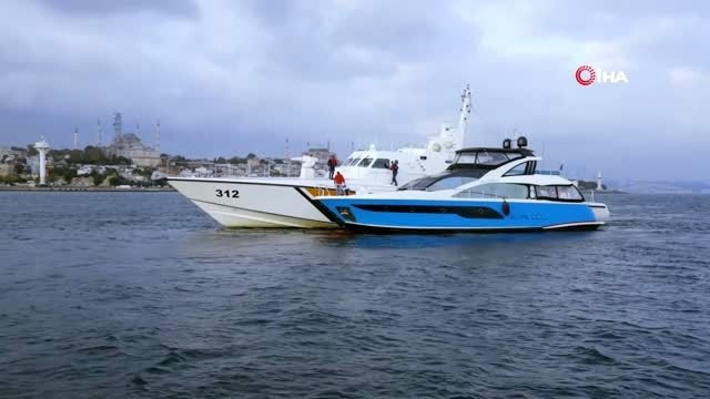İstanbul Valiliği, 29 Ekim haftası boyunca boğazdan geçen gemilere bayrak dağıttı