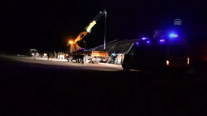 Ağrı'da tır şarampole devrildi: 1 ölü, 1 yaralı