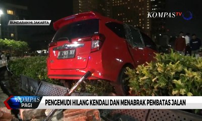 Pengemudi Hilang Kendali, Mobil Tersangkut di Bundaran HI
