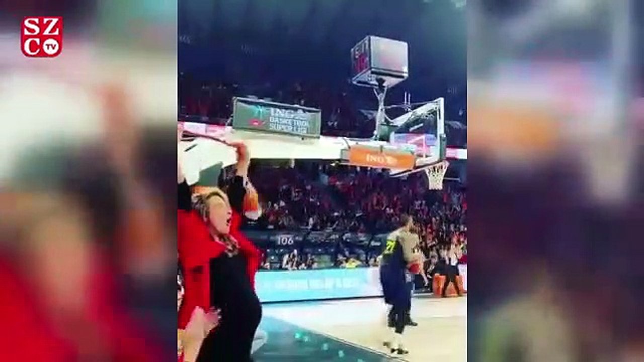 8 aylık hamile Müge Boz, basketbolcu eşi Caner Erdeniz’in maçını izlerken böyle coştu