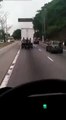 Un chauffeur de camion tente une manœuvre pour se débarrasser de trois jeunes accrochés à l’arrière
