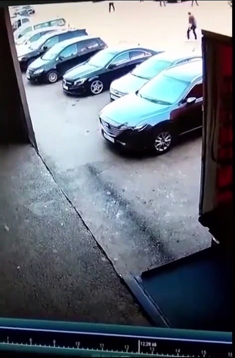 Des manutentionnaires veulent aller trop vite pour décharger des colis