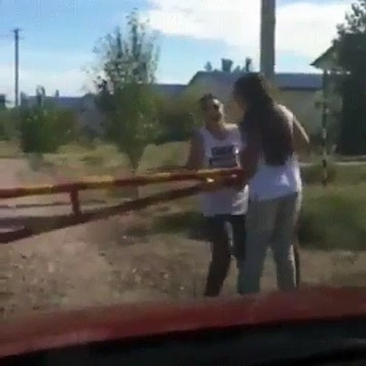 Quand trois blondes réfléchissent pour ouvrir une barrière