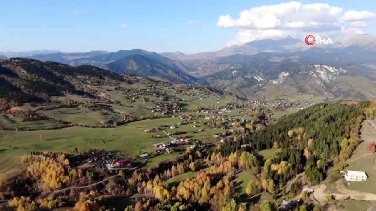 Sonbaharda farklı renklere bürünen Şavşat fotoğraf tutkunlarının gözdesi oldu