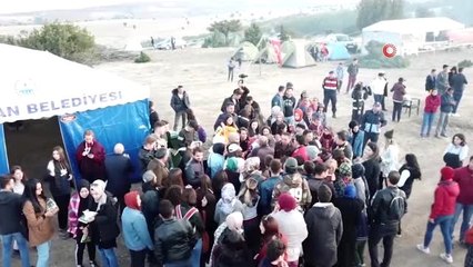 Belediye başkanı kamp kurup eşekle kitap dağıttı