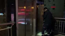 Metrobüs asansöründe mahsur kaldılar