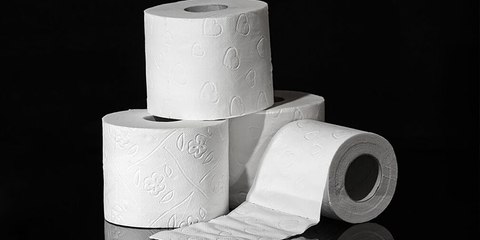 Una madre da a su hija un rollo de papel higiénico para que se lo lance a los policías en Cataluña