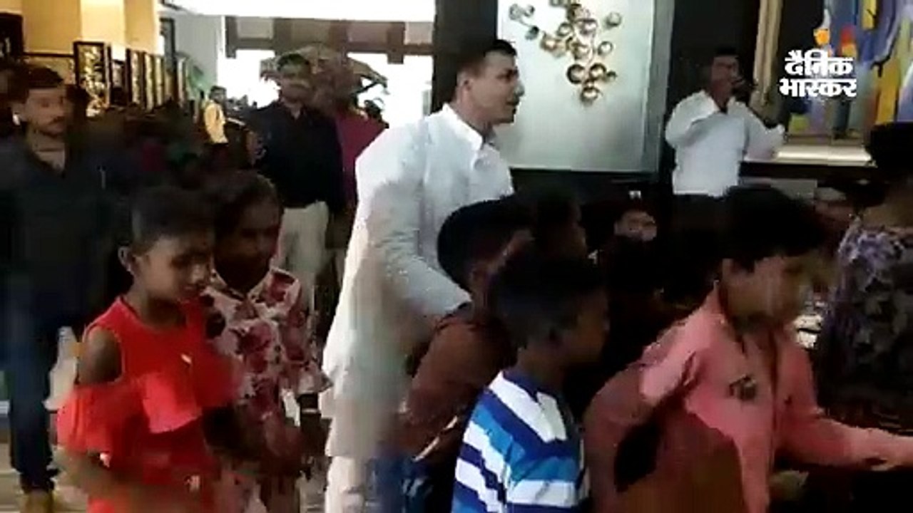पावली पर मंत्री जीतू पटवारी ने गरीब बच्चों को द...