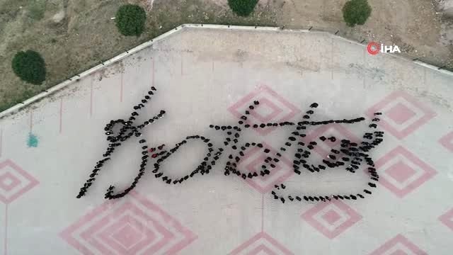 Öğrencilerin 'Atatürk İmzası' koreografisi büyük beğeni topladı