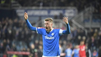 Este suplente toca la pelota y provoca uno de los penaltis más ridículos de la temporada