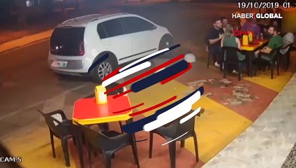 Arkadaşlarıyla otururken silahlı soygunu önledi