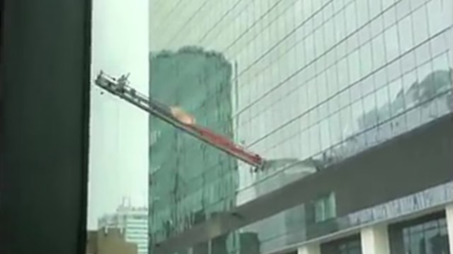 Après une grosse rafale de vent un laveur de vitres se retrouve suspendu à sa plateforme
