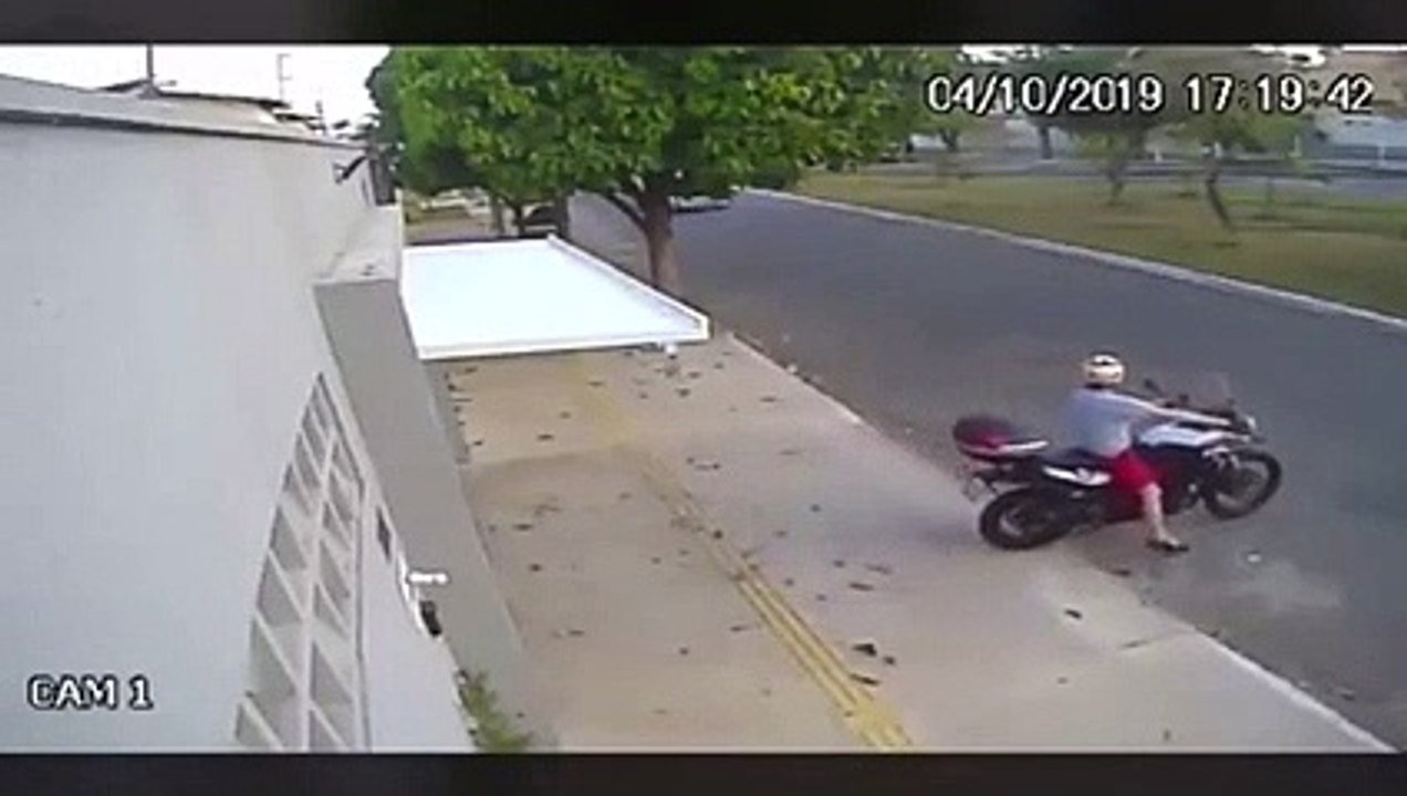Cette femme poussée par une porte automatique est prisonnière dans ce garage