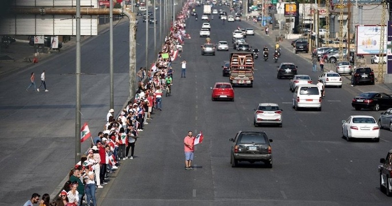 Liban : main dans la main, 100 000 manifestants forment une chaîne humaine traversant le pays du nord au sud, pour montrer leur unité